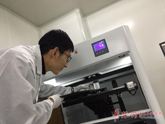 研發(fā)人員在使用內雕技術立體成像