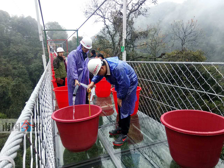 檢測(cè)人員在為橋面的水桶注水 檢測(cè)人員在為橋面的水桶注水