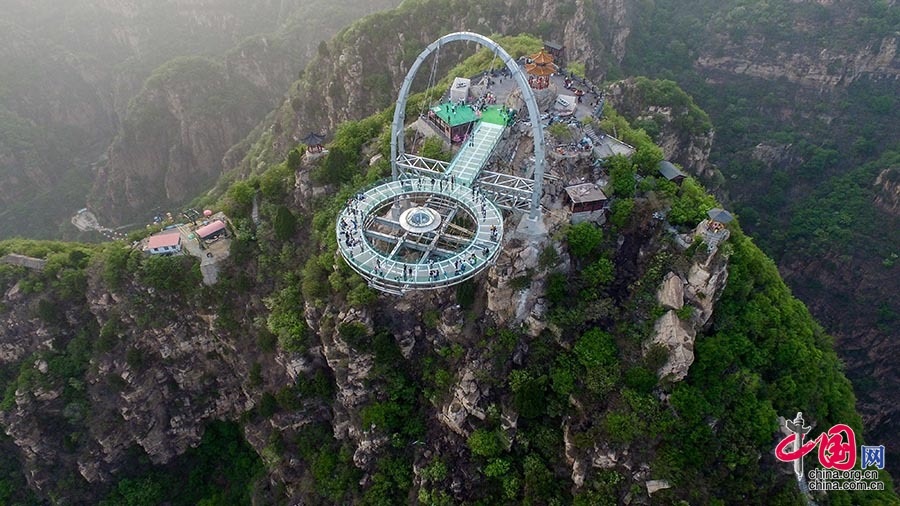 圖為鈦合金飛碟玻璃觀景臺